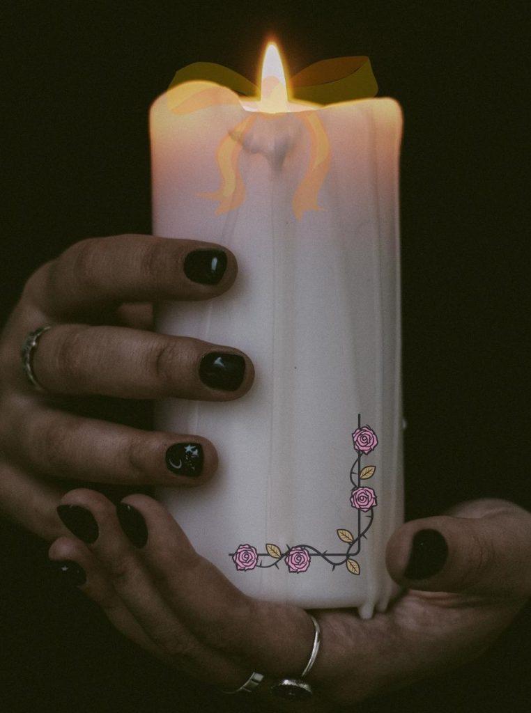 mano rodeando vela blanca conjuro de endulzamientos